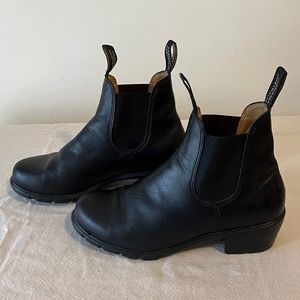 Black heeled Blundstone's